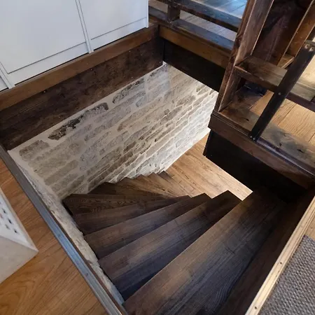 Unique 3 Floor Apartment. Garden, Great Location! Lejlighed