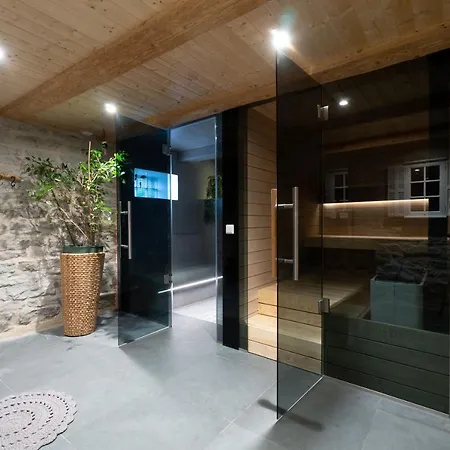 Unique 3 Floor Apartment. Garden, Great Location! Lejlighed *