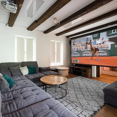Unique 3 Floor Apartment. Garden, Great Location! Lejlighed *